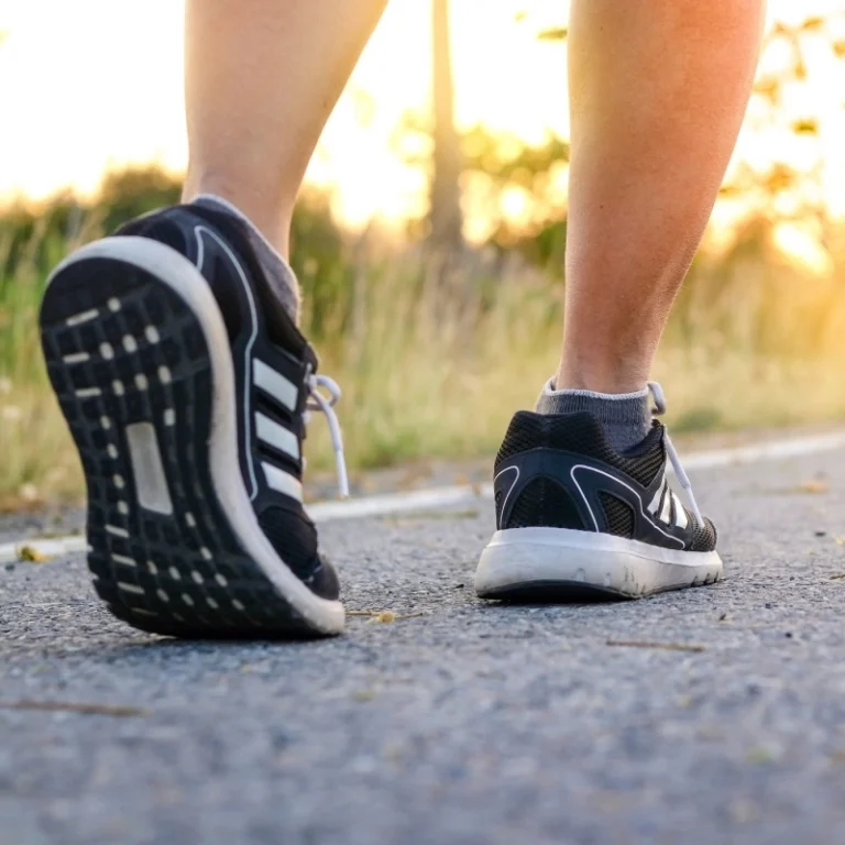 Caminar, una actividad sencilla con muchos beneficios